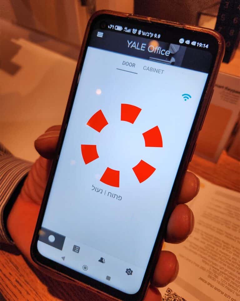 application linus smart lock israel. Smartphone in human hand