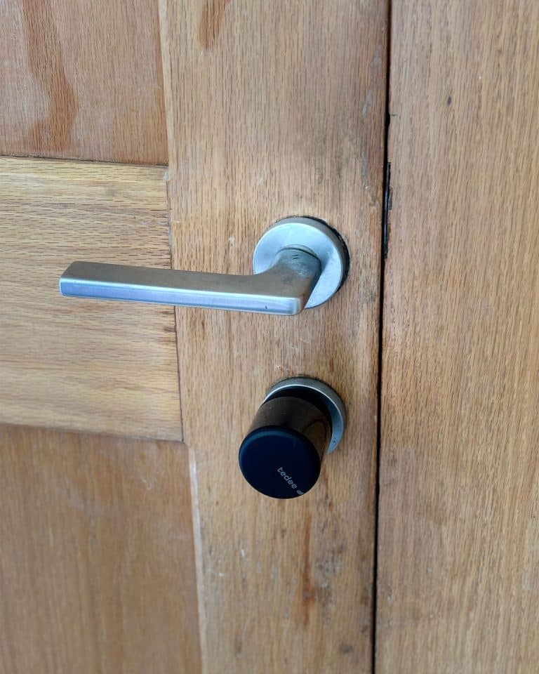 tedee-black-lock-wood-door-home